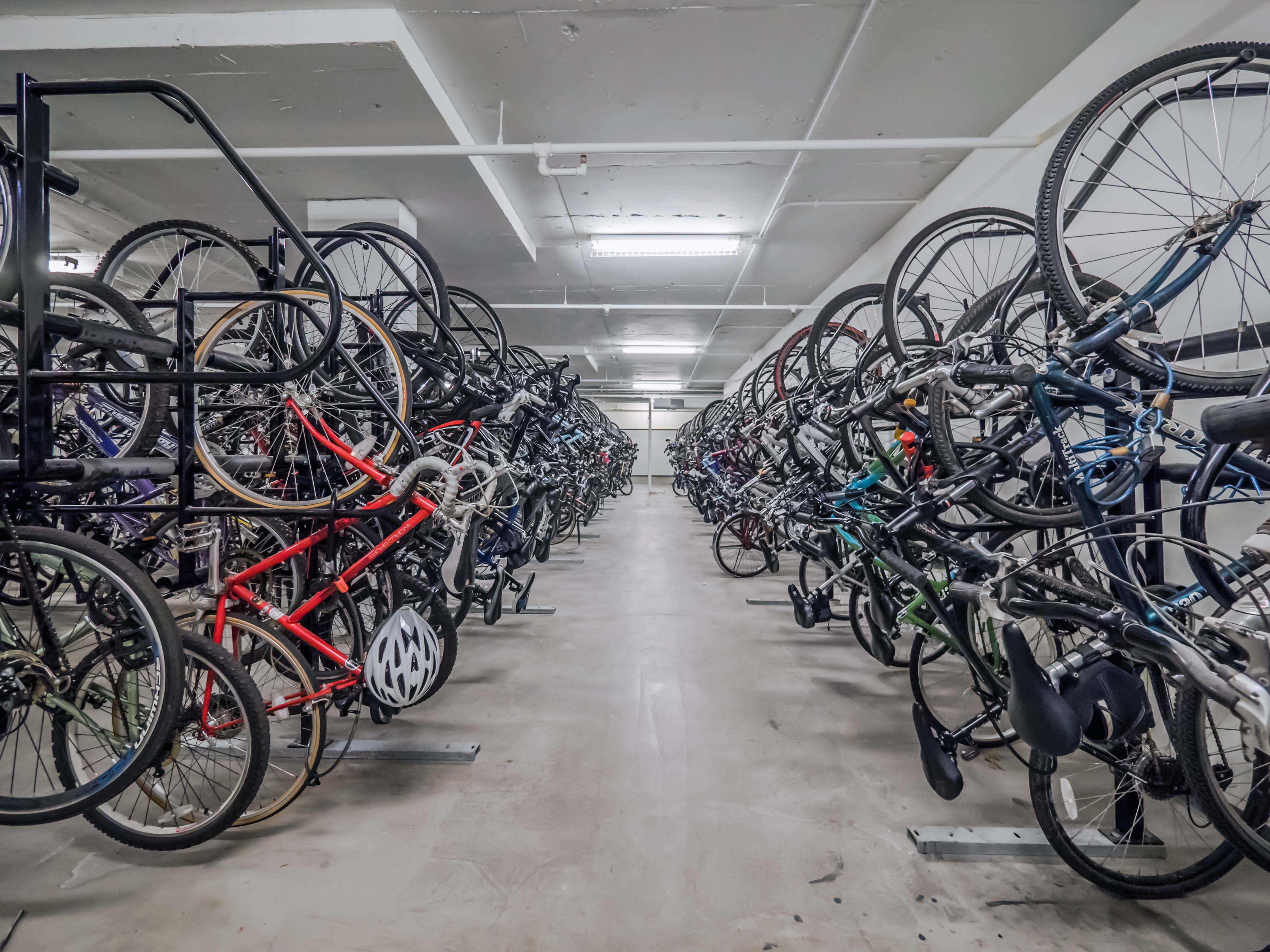 Большая комната, оснащенная соответствующими подставками, крюками для удержания велосипеда, снизит риск повреждения велосипеда при движении новых велосипедов